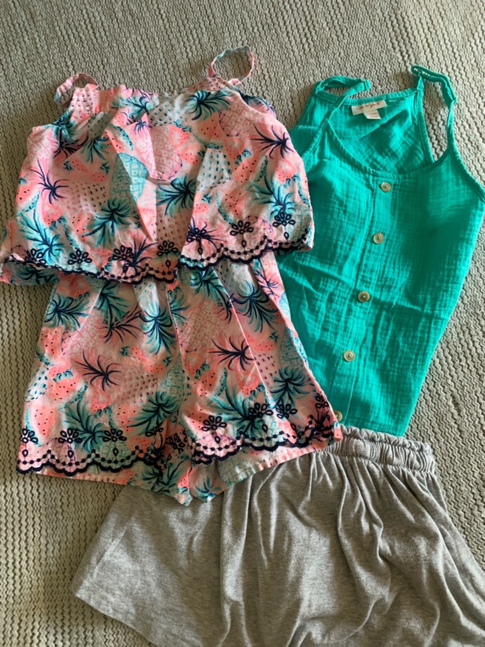 Crown & Ivy kids Tropical fun Romper, 7
Cat & Jack 6 teal
Gray small 6/7 skort